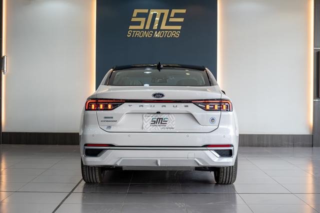 Ford Taurus Titanium White