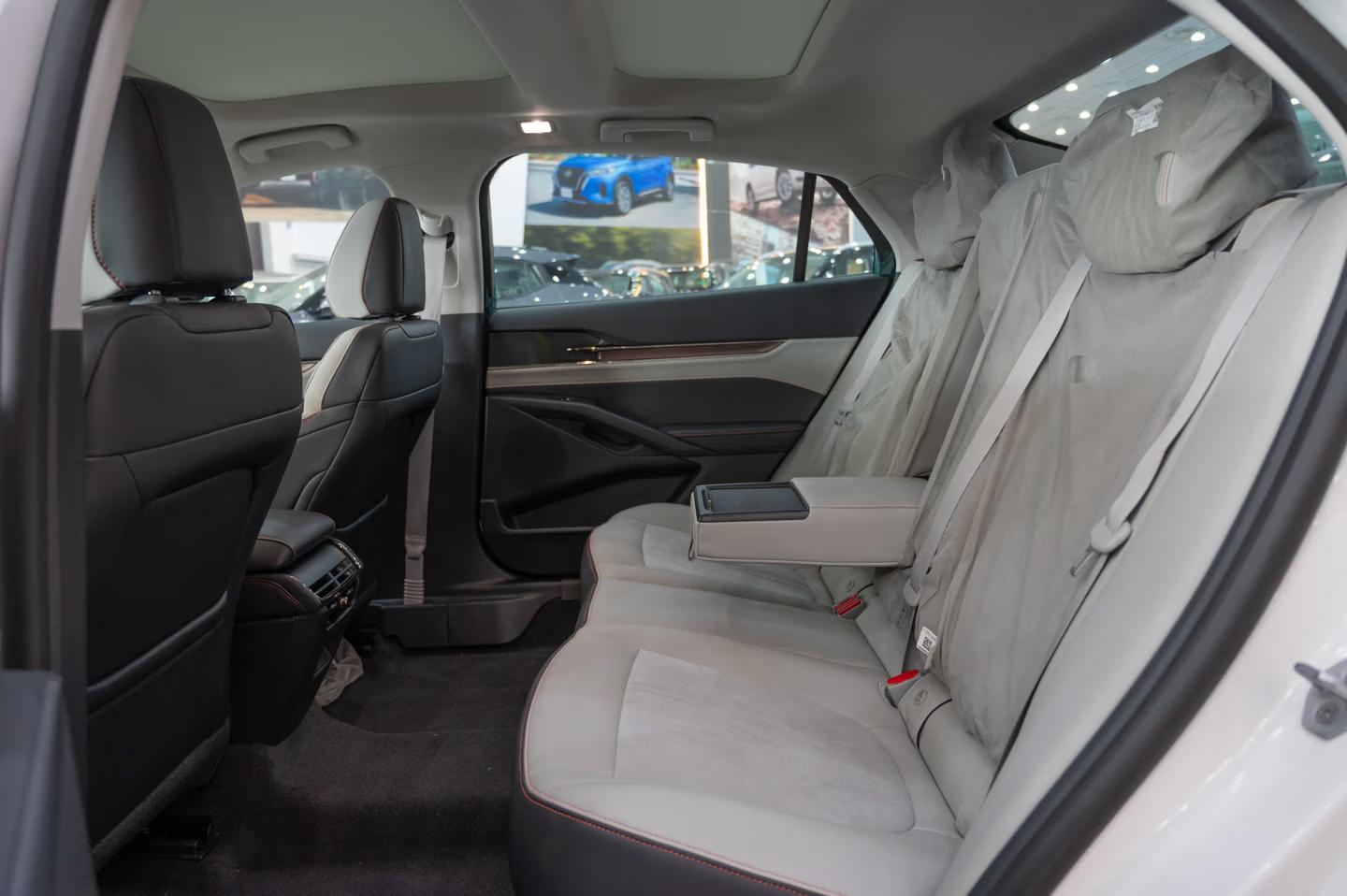 Ford Taurus Titanium White