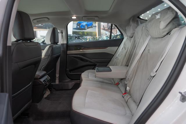 Ford Taurus Titanium White