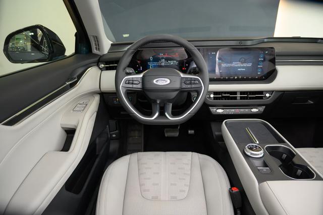 فورد تورس تيتانيوم الشكل الجديد